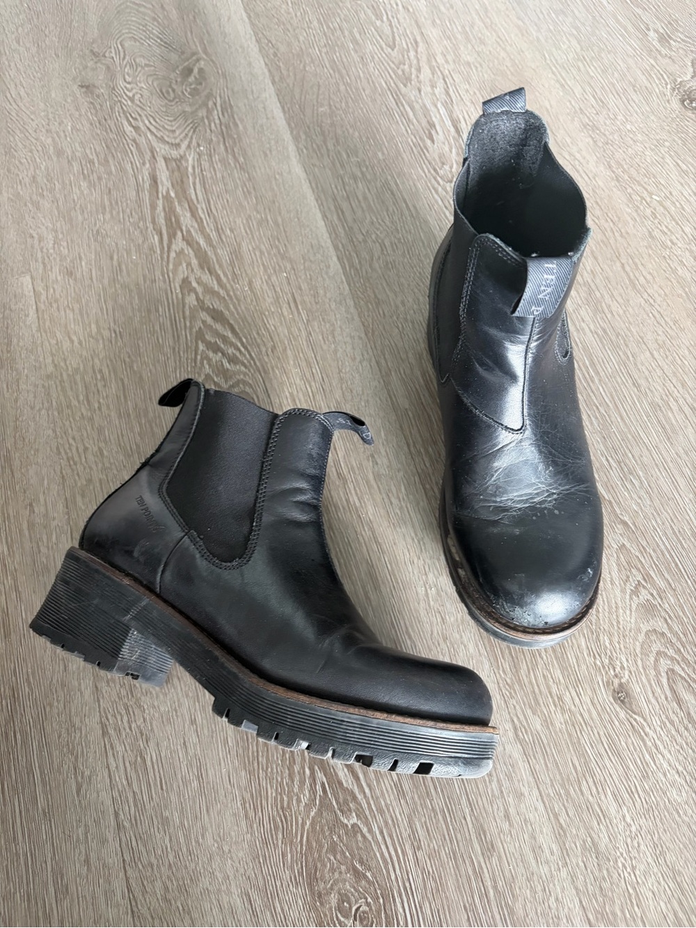 Ten points genuine Black Leather Chelsea Boots - Rugged Lug‎ Sole